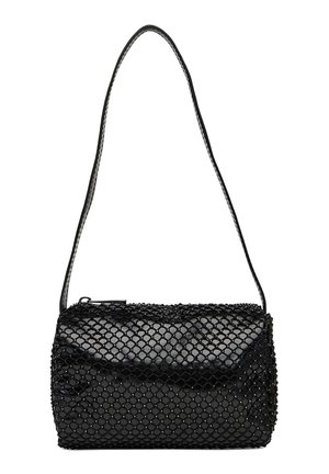 Bolso pequeño cilíndrico negro con una correa larga y delgada y un patrón de superposición enrejado en la superficie.