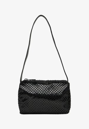 Bolso pequeño cilíndrico negro con una correa larga y delgada y un patrón de superposición enrejado en la superficie.
