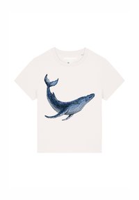 Weißes T-Shirt mit kurzen Ärmeln, das eine Grafik eines Blauwals zeigt, mit detaillierten Texturen und Farbtönen, die den Körper und die Flossen des Wals betonen.
