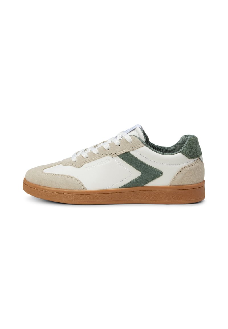 Zapatillas blancas con detalles en ante beige y verde, suela de goma texturizada y cordones blancos, con un diseño elegante y un branding mínimo.