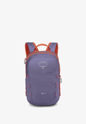 Sac à dos violet avec des sangles orange, comportant un compartiment principal, des poches latérales et un logo. Texture lisse avec des fermetures éclair et des accents en métal.