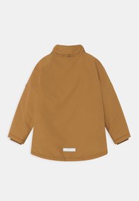 Veste imperméable marron avec un col haut, des manches longues et un accent réfléchissant sur l'ourlet arrière. Texture lisse et design simple.