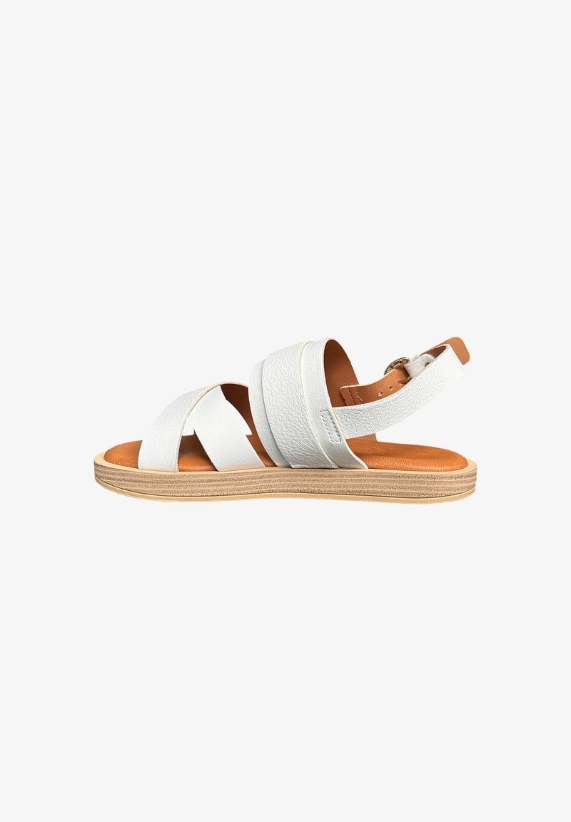 Witte leren sandalen met drie brede banden, een tan leren voetbed en een houten zool. Voorzien van een verstelbare enkelband.