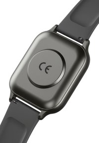 Zwarte smartwatch met een slank vierkant ontwerp, een gladde metalen achterkant met een CE-markering en een flexibel donkergrijs bandje.