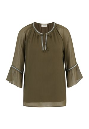 Olijfgroene blouse met een lichte, doorzichtige textuur, voorzien van een ronde halslijn, strikdetail en flared mouwen met zilveren accenten.