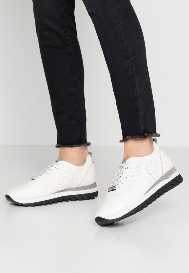 Trainers - white