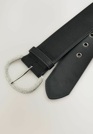 Curea din piele neagră, dotată cu o cataramă curbă din argint îmbrăcată în strasuri, având o textură netedă și multiple găuri pentru ajustare.