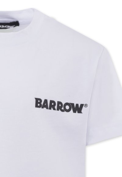 Biała bawełniana koszulka z okrągłym dekoltem i krótkimi rękawami, z czarnym logo "BARROW" nadrukowanym na lewej części klatki piersiowej.