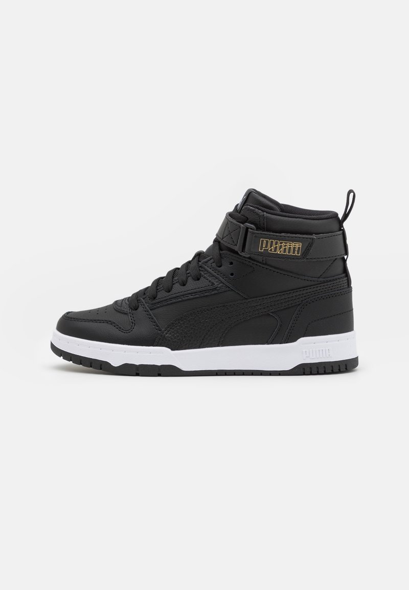 Czarne skórzane trampki za kostkę o teksturowanym wykończeniu, z białą podeszwą, regulowanym paskiem i złotym logo.