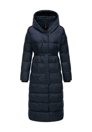 Tume sinine pikk allamassa, millel on kapuuts, vöökoht ja polsterdatud tekstuur. Omab pikki varrukasid mansettidega ja ees olevat tõmblukku.