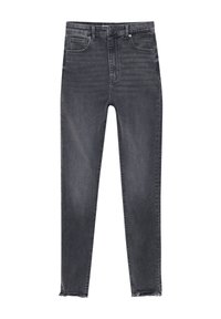 Jeans skinny de lavado negro con cinco bolsillos, cierre de botón y bajos deshilachados en un fondo blanco.