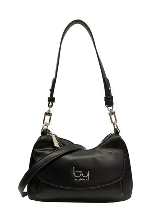 Borsa a tracolla in pelle nera con dettagli in argento, tracolla regolabile, chiusura con zip e patta frontale con piccolo logo argento.