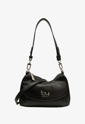 Borsa a tracolla in pelle nera con dettagli in argento, tracolla regolabile, chiusura con zip e patta frontale con piccolo logo argento.
