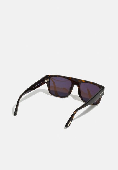 Ochelari de soare cu model tartan, cu lentile violet, ramă pătrată și temple subțiri negre cu accente argintii.