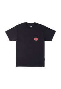 Svart bomullströja med korta ärmar, rundad hals och en ficka på vänster bröst med en röd lapp. Slät textur, enkel design.