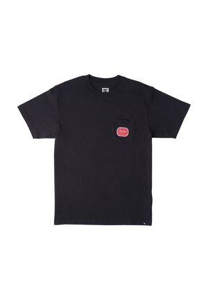 Sort bomulds T-shirt med korte ærmer, rund hals og en lomme på venstre bryst med et rødt mærke. Glat tekstur, enkelt design.