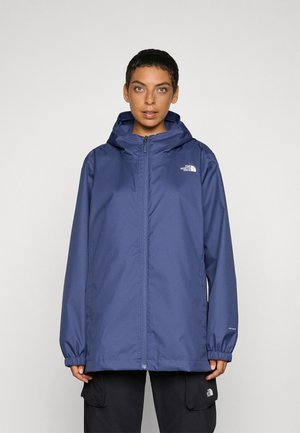 Veste imperméable bleu marine avec fermeture éclair à l'avant, capuche ajustable, poignets élastiques et logo sur la poche gauche. Texture lisse, design léger.