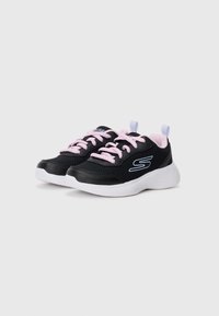 Schwarze Sportschuhe mit pinken Schnürsenkeln und Mesh-Stoff. Mit einer weißen Sohle und einem Logo an der Seite. Leicht gepolsterter Knöchelkragen.