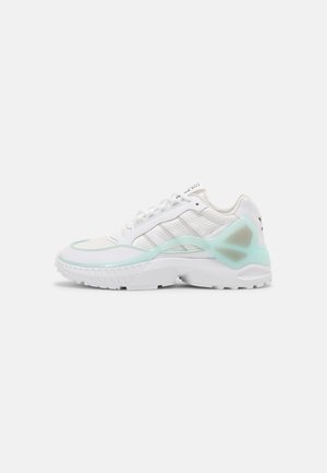 Weißer Sportschuh mit durchscheinenden mintgrünen Akzenten, strukturierter Sohle und Mesh-Obermaterial mit sichtbaren Markenstreifen, von der rechten Seite gezeigt.