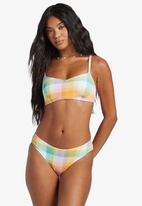 Bikini a due pezzi con un motivo a quadri multicolore in tonalità pastello. Il top ha spalline regolabili; la parte inferiore ha un design a vita bassa.