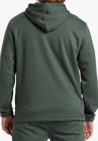 Felpa di un verde scuro con cappuccio foderato, polsini a costine e una texture liscia. Il retro presenta un design semplice e senza cuciture.