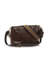Braune Leder-Schultertasche mit einem umklappbaren Deckel, goldenen Beschlägen und verstellbarem Riemen. Merkmale sind kontrastierende Nähte und strukturierte Oberflächen.