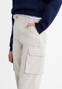 Stradivarius ADJUSTABLE WAIST - Hlačami s stranskimi žepi - beige