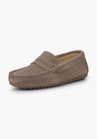 Mocassins de conduite pour hommes en daim marron clair avec couture moc toe et semelle à picots en caoutchouc, présentés légèrement en angle sur fond blanc.