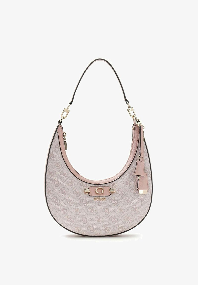Sac à main rose clair en forme de croissant avec des accents rose foncé, une quincaillerie dorée et un motif de logo répétitif, doté d'une seule bandoulière.