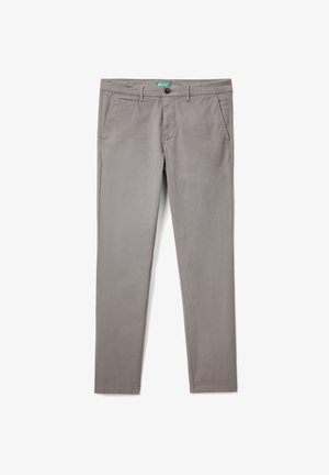 Grijze katoenen broek met een rechte pijp, voorzien van zijzakken, een knoopsluiting en een groen label op de tailleband.