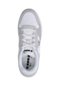 Sneaker bianco e grigio con una tomaia in pelle liscia, dettagli in suede, punta rotonda, lacci piatti, dettagli perforati e una soletta ammortizzata.