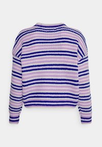 Pruhovaný pletený svetr s horizontálními pruhy v levandulové, bílé a tmavě modré barvě. Zkrácený design a kulatý výstřih s žebrovanými manžetami.