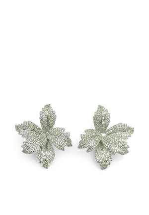 Coppia di orecchini in argento a forma di foglia, incastonati con piccole pietre chiare scintillanti, con venature dettagliate su ogni foglia.