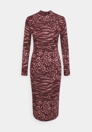 Dopasowana sukienka na długi rękaw do kolan z wysokim kołnierzem, wykonana z bordowego materiału z różowym abstrakcyjnym wzorem zwierzęcym.