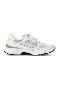 Witte sportieve sneaker met een bovenwerk van mesh voor ventilatie, een padded kraag, vetersluiting en een getextureerde rubberen zool voor grip.
