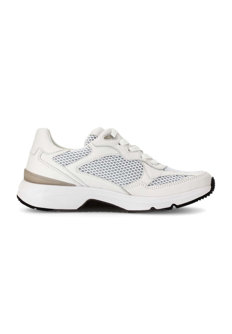 Witte sportieve sneaker met een bovenwerk van mesh voor ventilatie, een padded kraag, vetersluiting en een getextureerde rubberen zool voor grip.