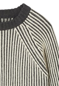 Strickpullover mit gerippter Textur, dunkelgrauen und cremefarbenen vertikalen Streifen sowie einem dunkelgrauen Rundhalsausschnitt mit breitem Bündchen.