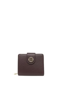 Portafoglio in pelle marrone con texture, chiusura a scatto e emblema circolare dorato. Forma rettangolare compatta con tasca laterale a zip.
