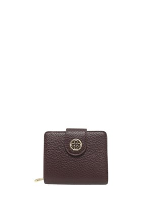 Portafoglio in pelle marrone con texture, chiusura a scatto e emblema circolare dorato. Forma rettangolare compatta con tasca laterale a zip.