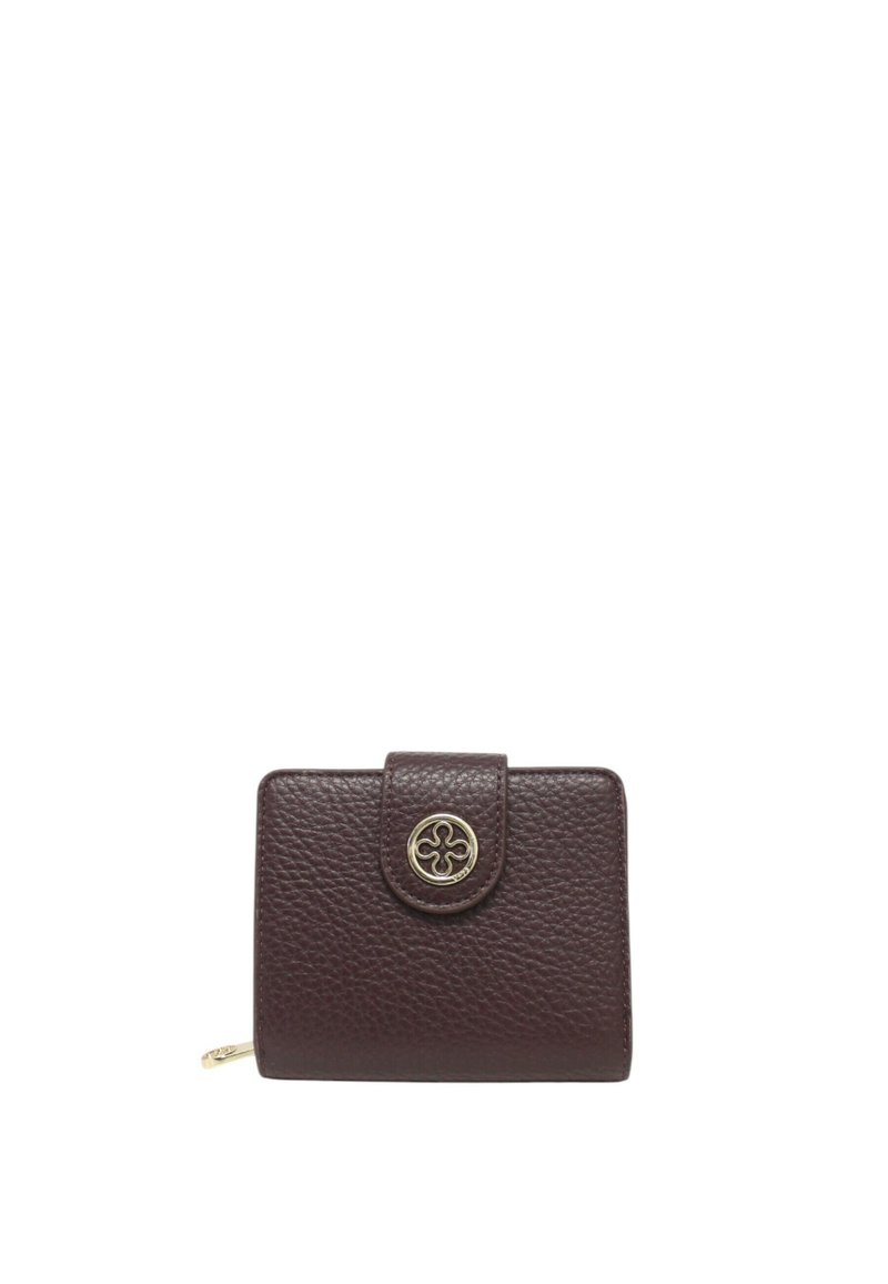 Portafoglio in pelle marrone con texture, chiusura a scatto e emblema circolare dorato. Forma rettangolare compatta con tasca laterale a zip.