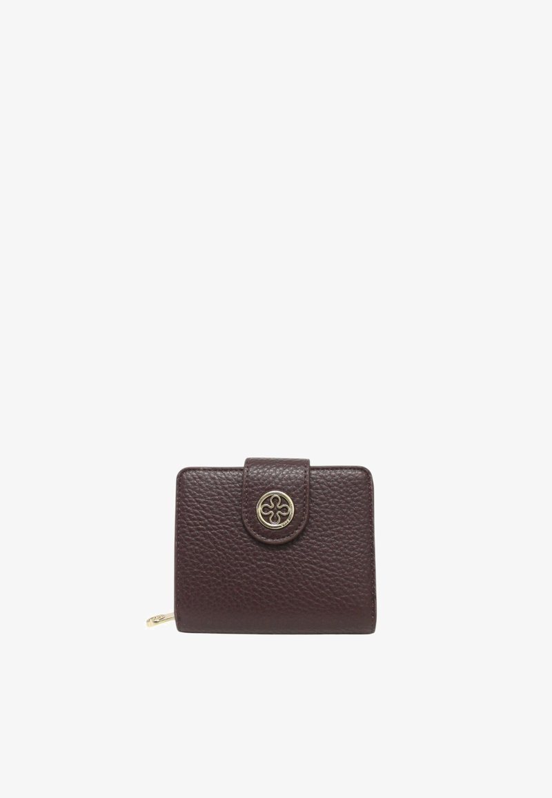 Portafoglio in pelle marrone con texture, chiusura a scatto e emblema circolare dorato. Forma rettangolare compatta con tasca laterale a zip.
