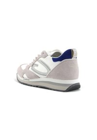 Sneaker in suede grigio con dettagli in pelle bianca. Presenta un collo blu, una suola texturizzata e una leggera elevazione per un supporto aggiuntivo.