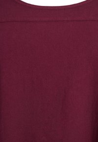 Bordeaux tyg, texturerad yta, enkel rund halsringning och inga synliga dekorationer eller mönster. Mångsidig för olika klädval.