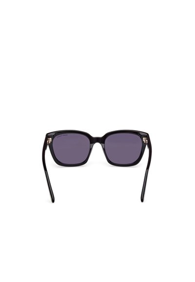 Lunettes de soleil noires avec monture rectangulaire, verres pourpres foncés et branches élégantes. Comprend des accents en métal près des charnières.