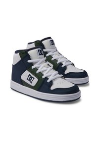 Zapatillas altas que combinan materiales de cuero y malla en blanco, azul marino y verde. Cierre de cordones blancos y collar acolchado para mayor comodidad.