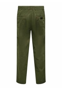 Pantalon vert kaki avec une ceinture élastique, featuring deux poches arrière, des coutures doubles, et une coupe droite.