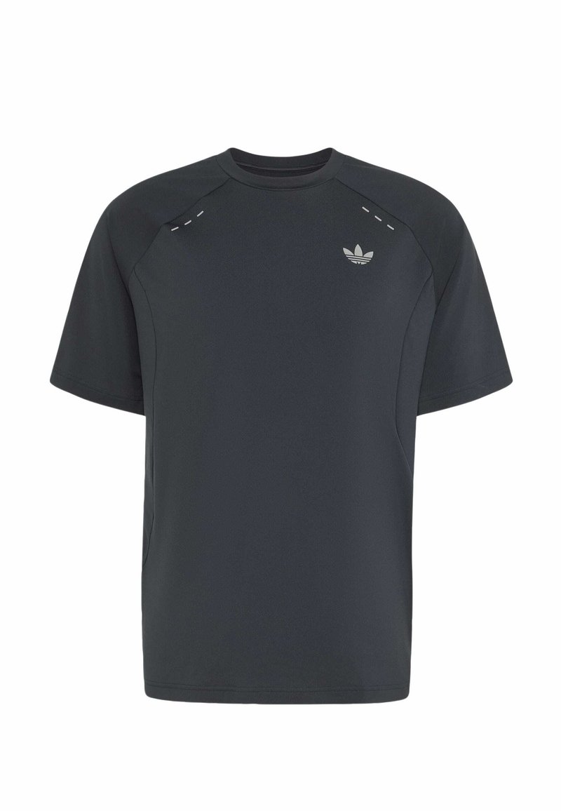 Camiseta negra de manga corta Adidas con cuello redondo y pequeño logo blanco de trébol Adidas en el lado derecho del pecho.