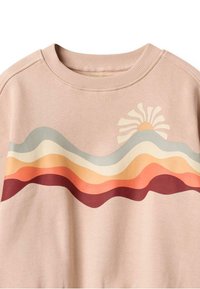 Sweatshirt rose clair présentant un graphique ondulé multicolore dans des tons de bleu, orange et bordeaux, avec un design de soleil au-dessus.