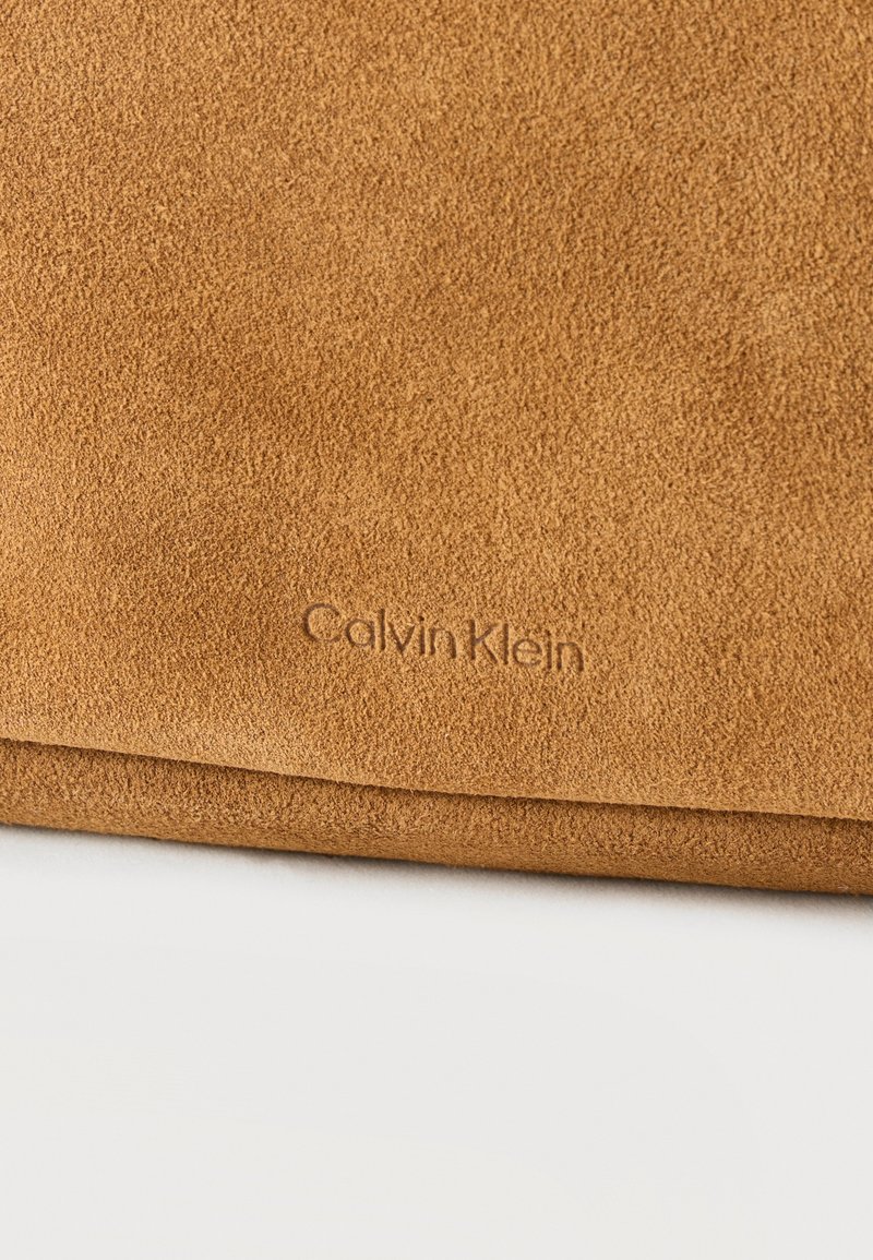 Calvin Klein SLOUCHY MEDIUM BAG - Velká kabelka - argan oil
