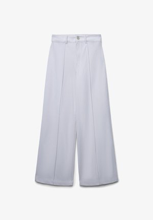 Hochtaillierte weiße weit geschnittene Hose mit vertikalen Nähten, Knopfverschluss und Gürtelschlaufen auf einem weißen Hintergrund.